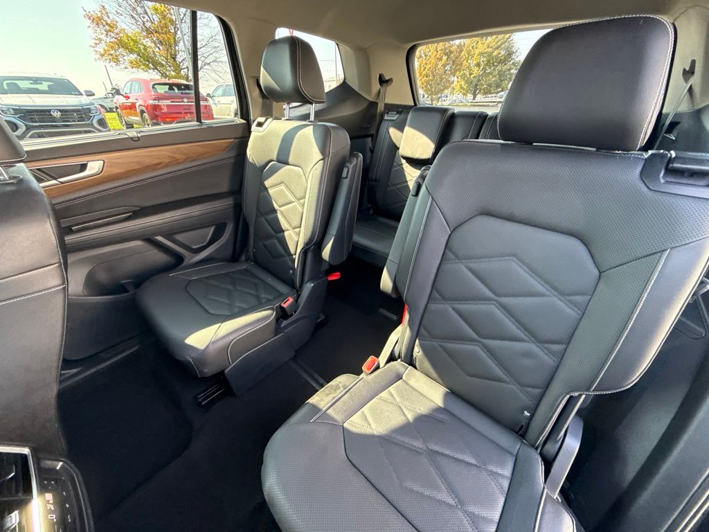 2024 Volkswagen Atlas 2.0T SE w/Technology Black at South Hills CDJR