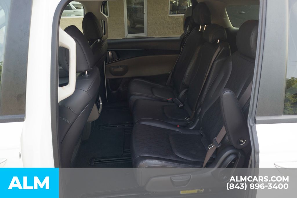 Used 2025 White Kia LXS image 17