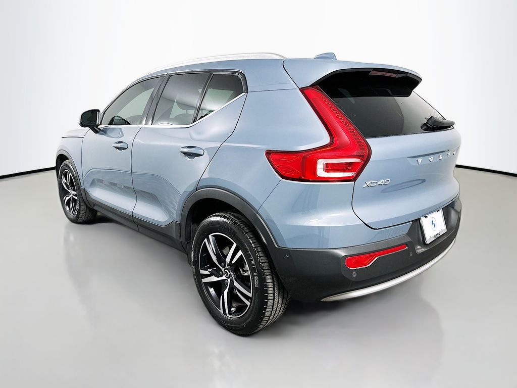 Thumbnail: 2023 Volvo XC40 - 7