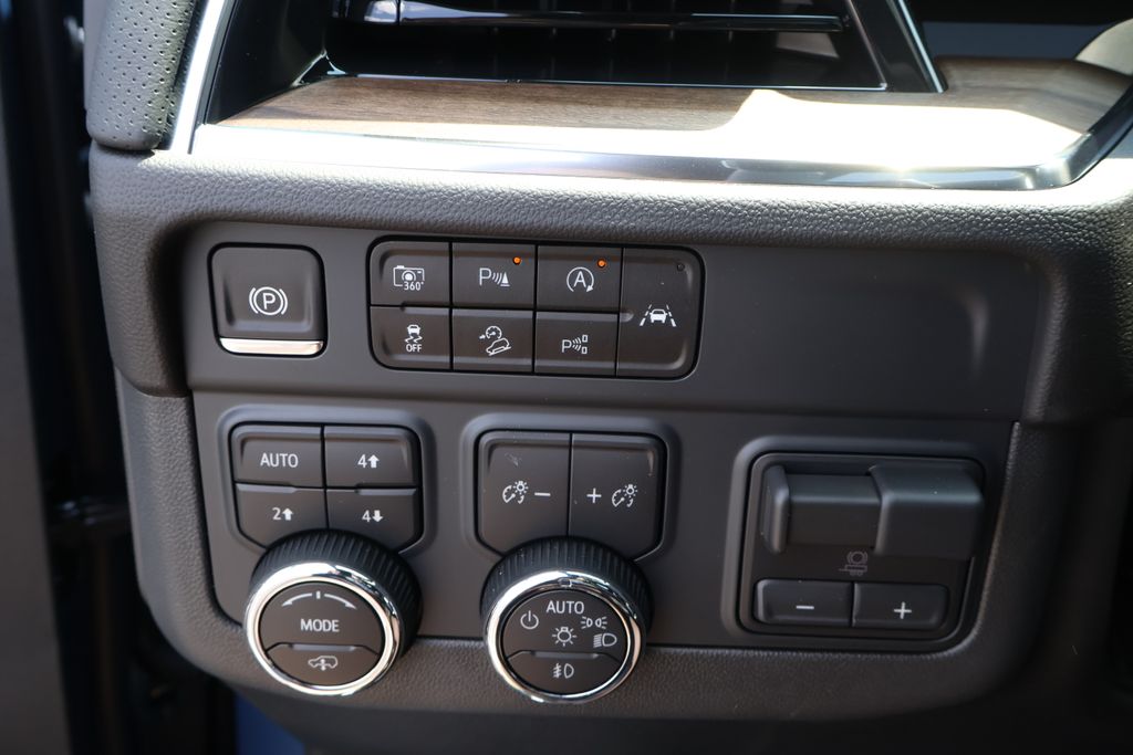 Thumbnail: 2025 Chevrolet Suburban - 21