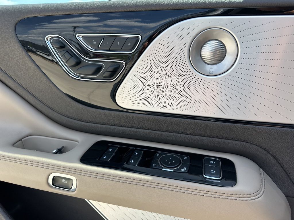 2021 Pristine White Lincoln Aviator Reserve AWD SUV