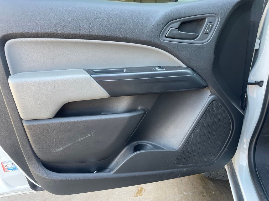 Used 2020 White GMC Base image 9