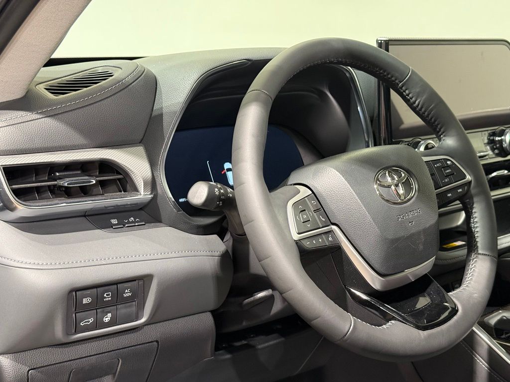Thumbnail: 2024 Toyota Highlander - 17