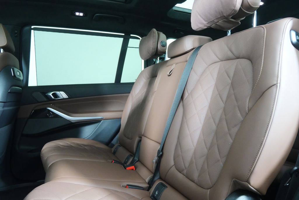 Thumbnail: 2026 BMW X7 - 15