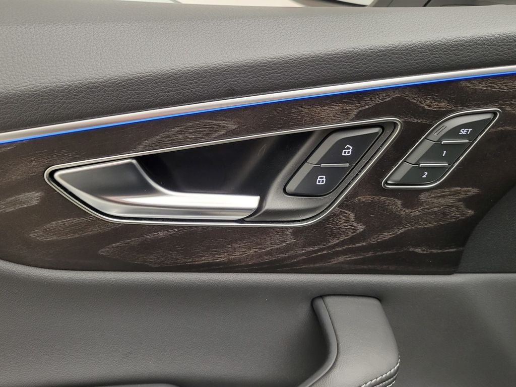 Thumbnail: 2023 Audi Q8 - 30