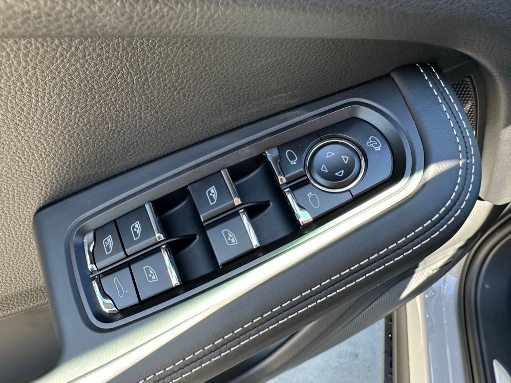 Thumbnail: 2026 Porsche Macan - 20