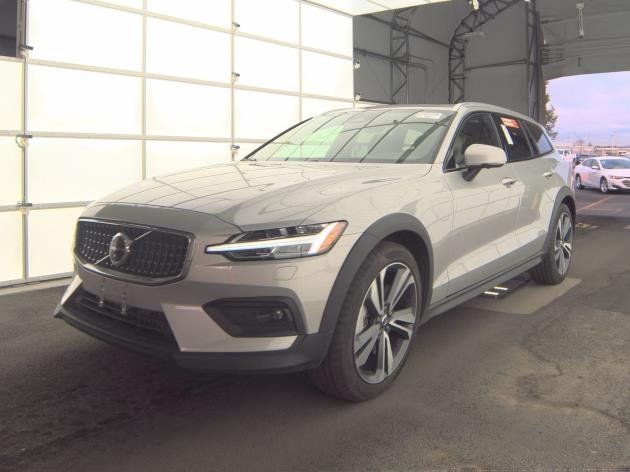2025 Volvo V60 Cross Country B5 Plus AWD