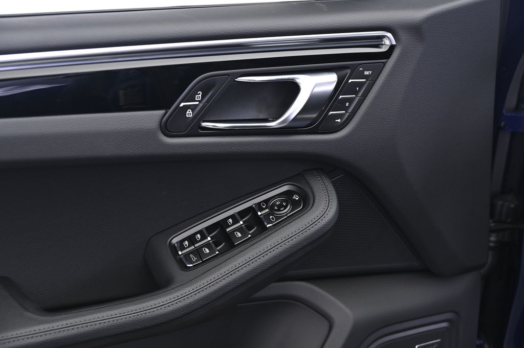 Thumbnail: 2025 Porsche Macan - 27
