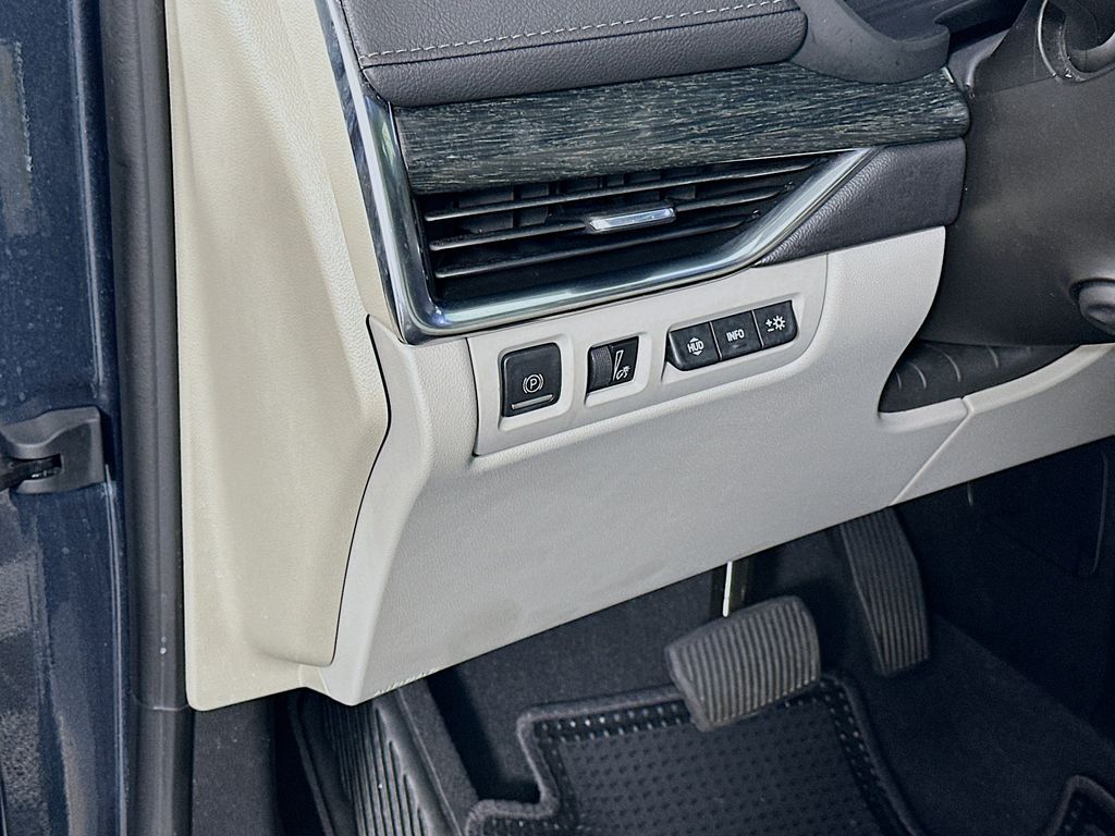 Thumbnail: 2021 Cadillac XT4 - 10