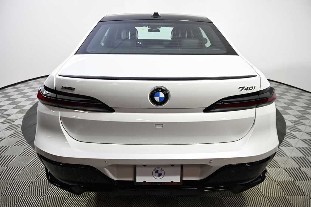 Thumbnail: 2026 BMW 7 Series - 4