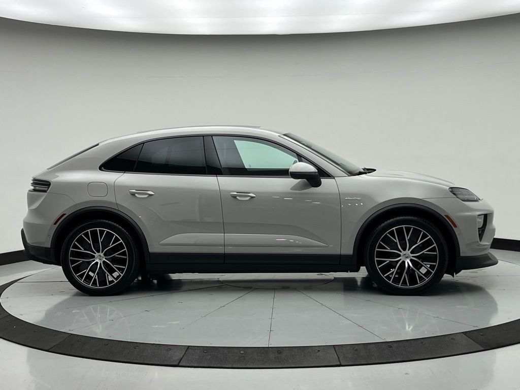 Thumbnail: 2026 Porsche Macan - 6