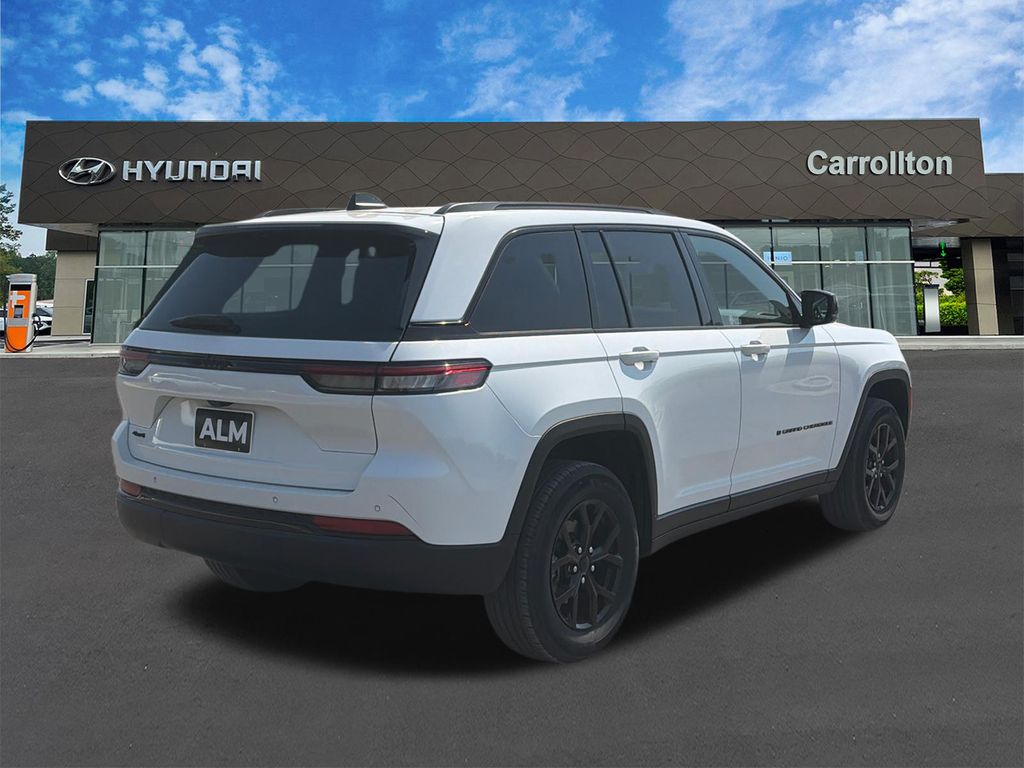 Used 2025 White Jeep Altitude image 5