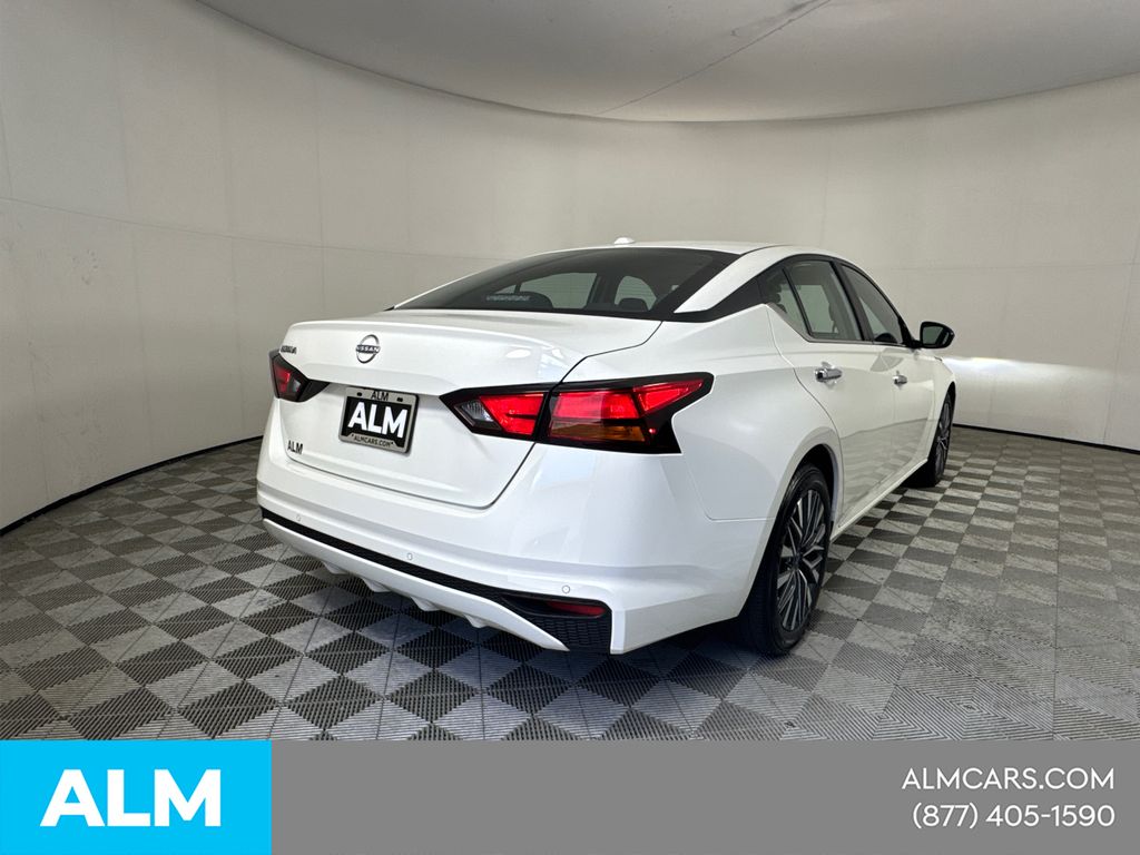 Used 2025 White Nissan 2.5 SV image 7