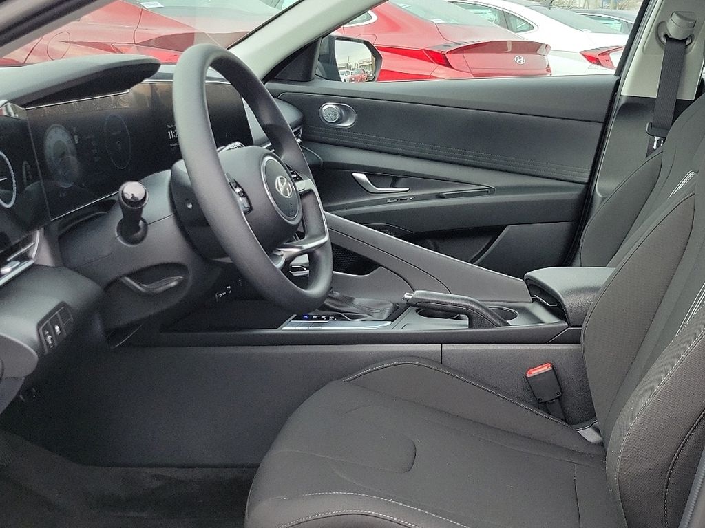2025 Hyundai Elantra Sport 8
