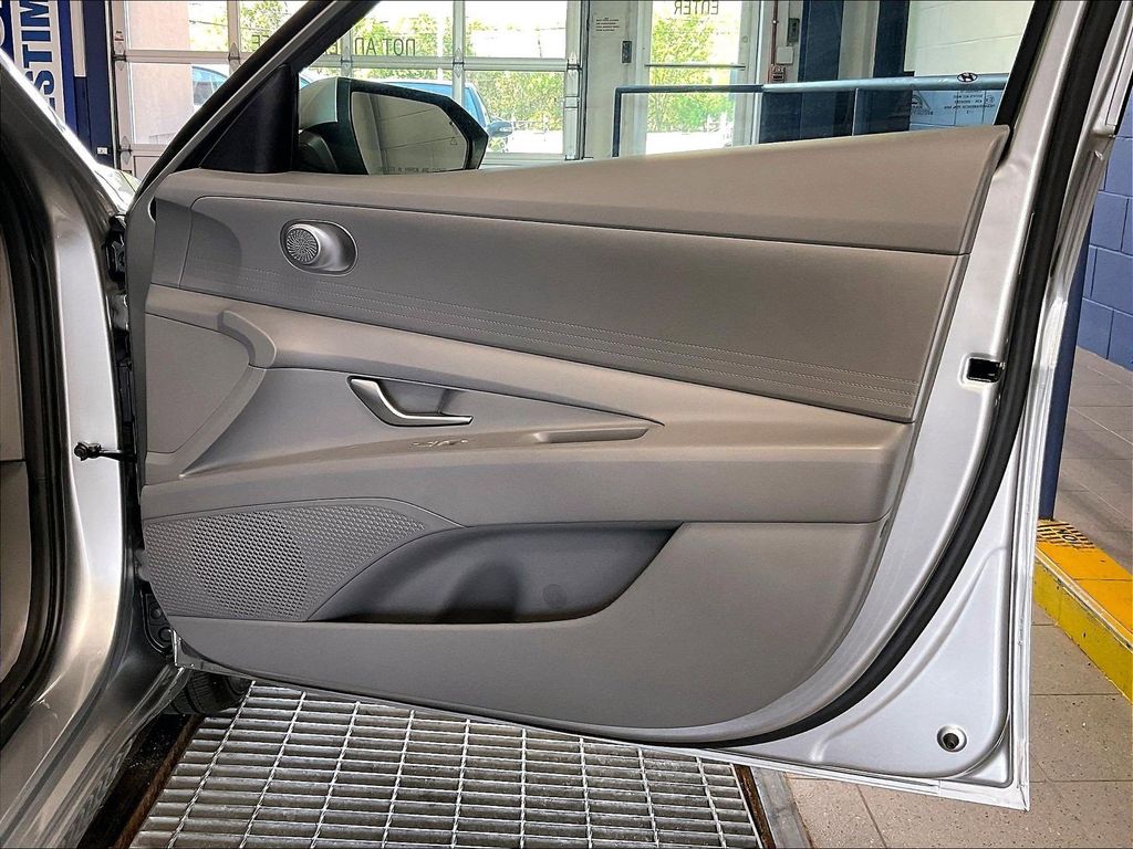 2023 Hyundai Elantra — photo 12