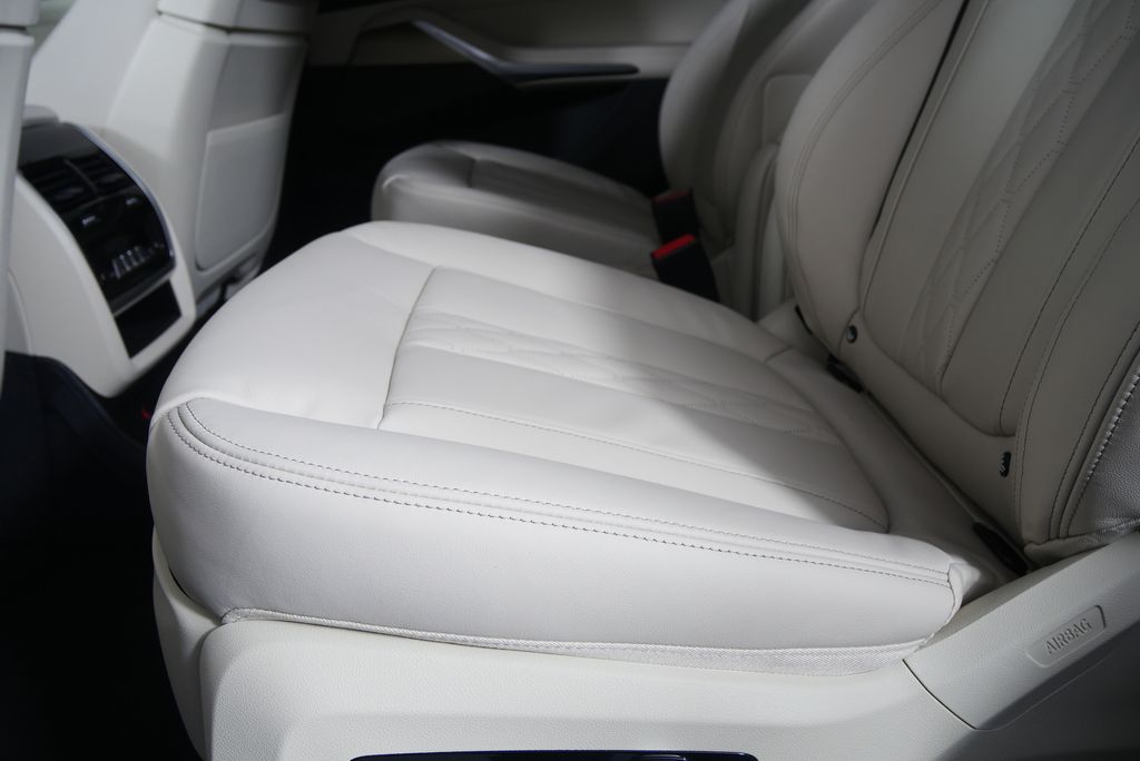 Thumbnail: 2026 BMW X7 - 15