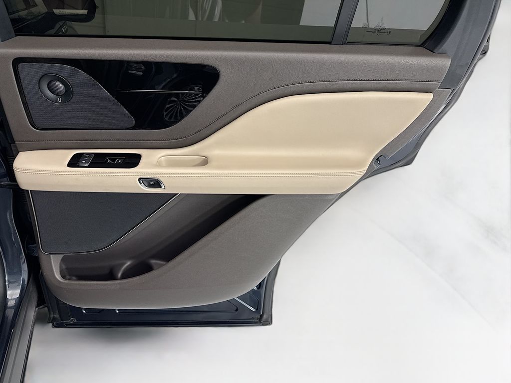 Thumbnail: 2022 Lincoln Aviator - 26