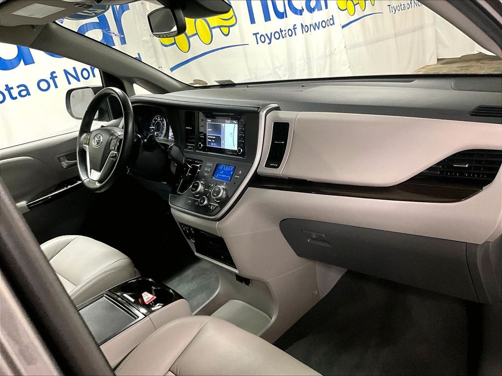 2020 Toyota Sienna — photo 14