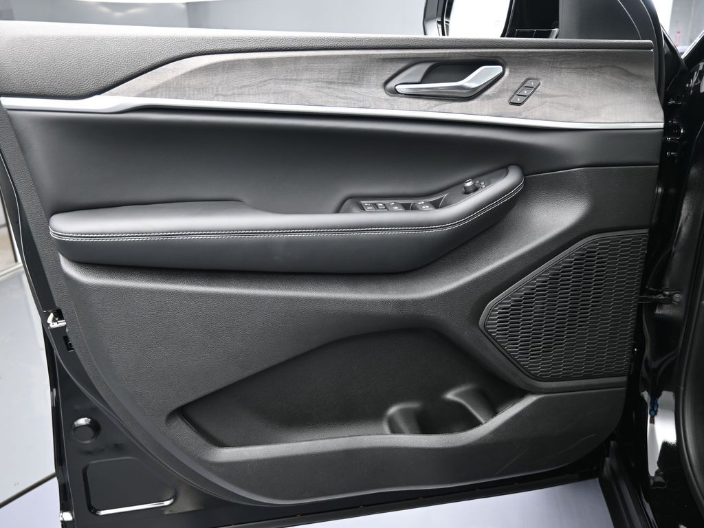 Used 2025 Diamond Black Crystal Pearlcoat Jeep Limited image 18