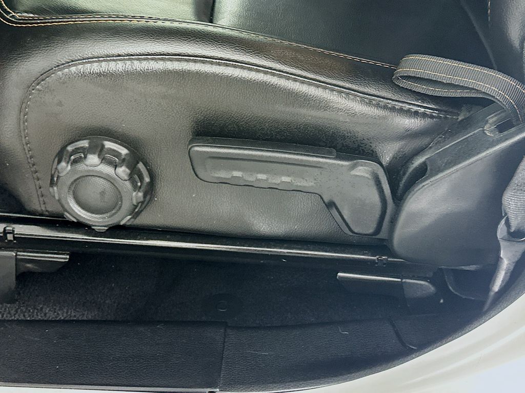 Used 2021 White Jeep Mojave image 22