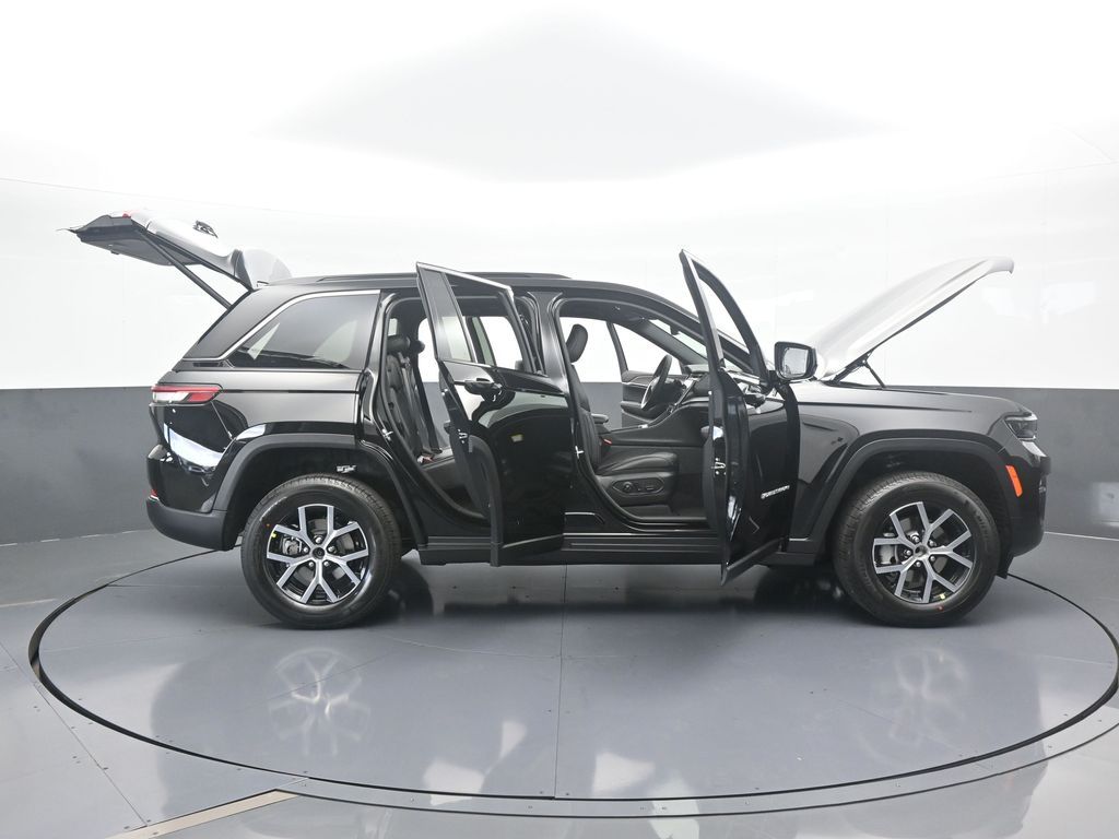 Used 2025 Diamond Black Crystal Pearlcoat Jeep Limited image 61