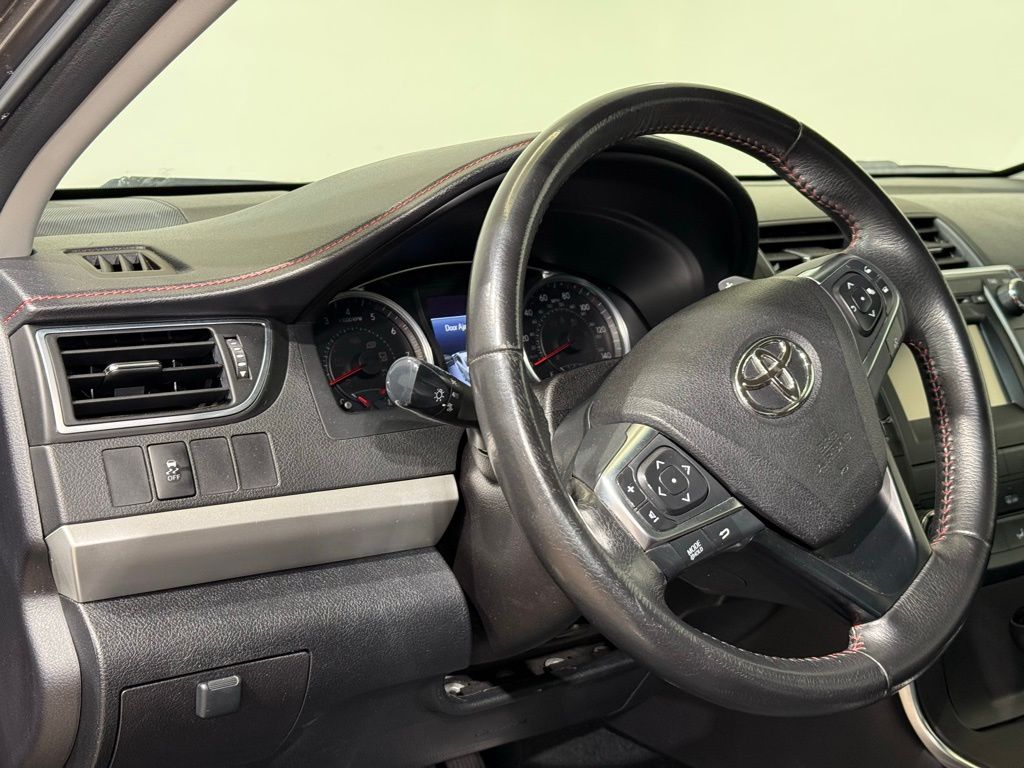 2017 Toyota Camry SE 16