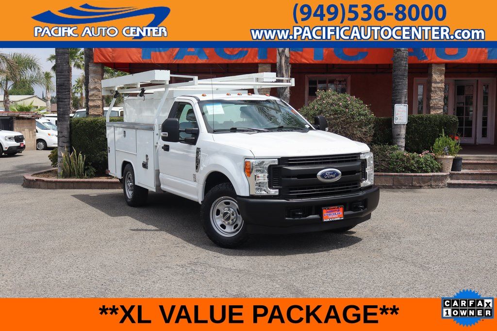 Oxford White 2017 Ford F-350 Super Duty Chassis Pickup Truck 4X2 6-Speed Automatic