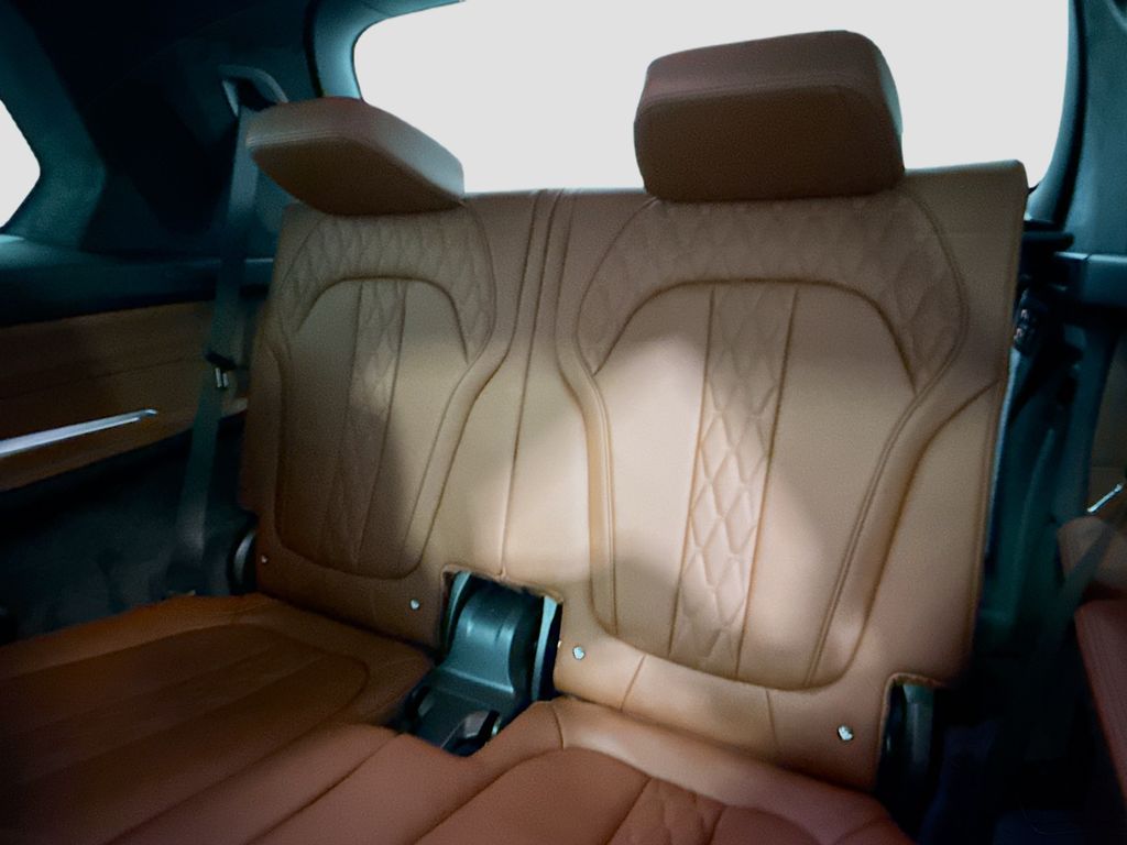 Thumbnail: 2026 BMW X7 - 14