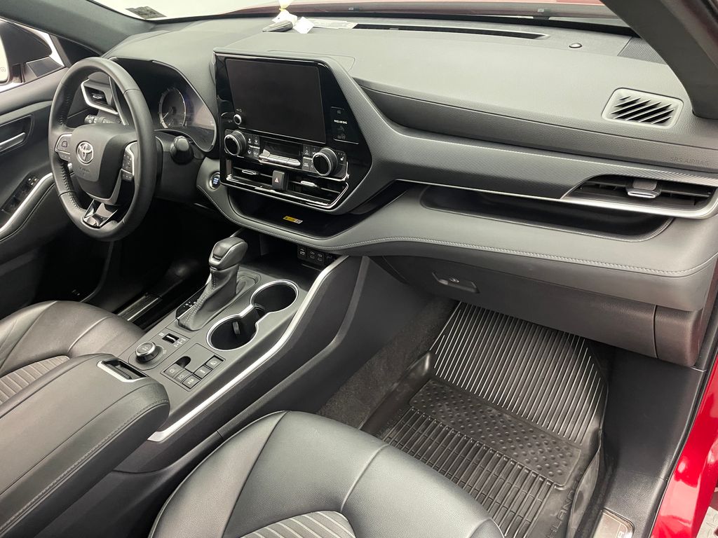 Thumbnail: 2023 Toyota Highlander - 15