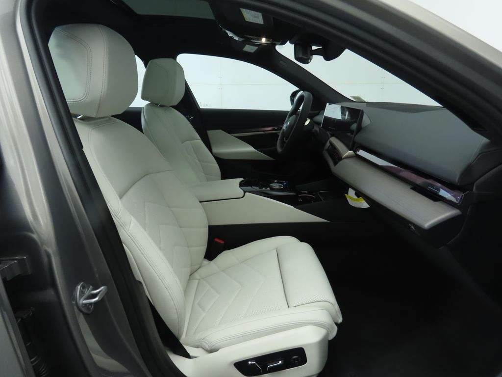 Thumbnail: 2026 BMW i5 - 21