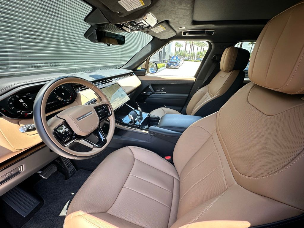 Thumbnail: 2025 Land Rover Range Rover Sport - 4