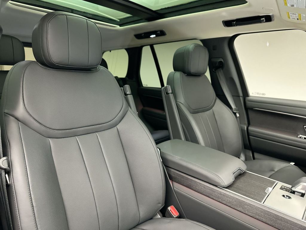 2025 Land Rover Range Rover SE 6