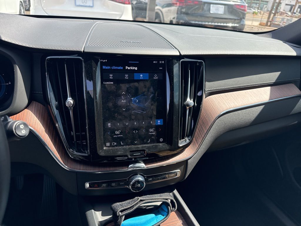 2024 Volvo XC60 Recharge Core 8