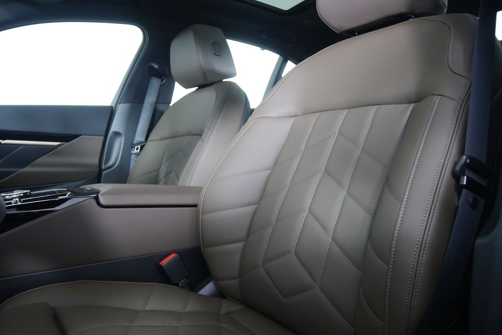 Thumbnail: 2026 BMW 5 Series - 11