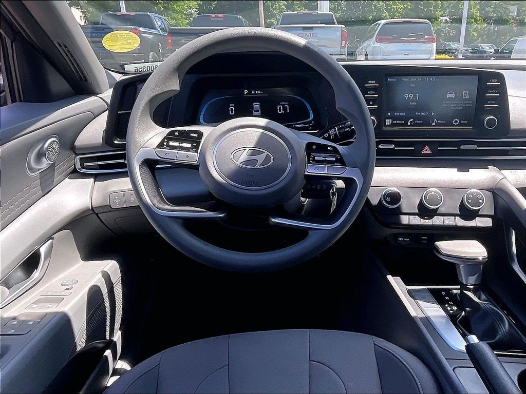 2025 Hyundai Elantra — photo 17