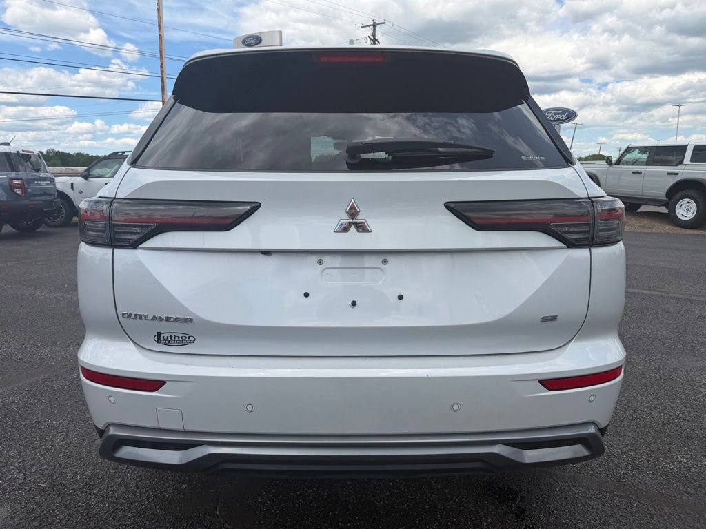 2025 Mitsubishi Outlander SE Silver at South Hills Kia