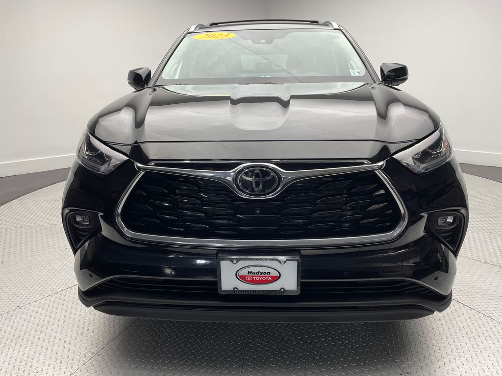 Thumbnail: 2023 Toyota Highlander - 2