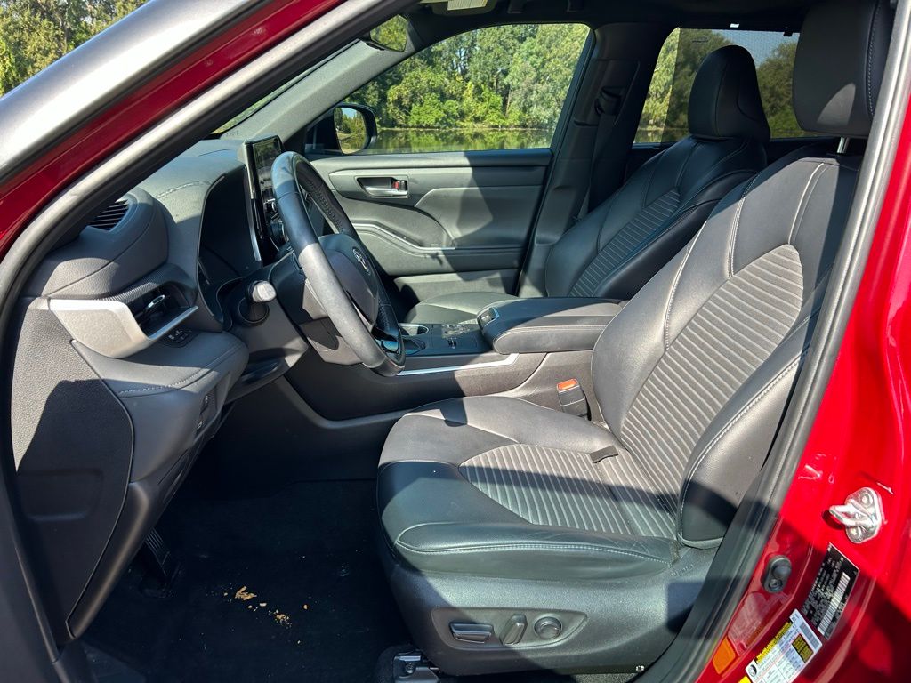 Thumbnail: 2023 Toyota Highlander - 13