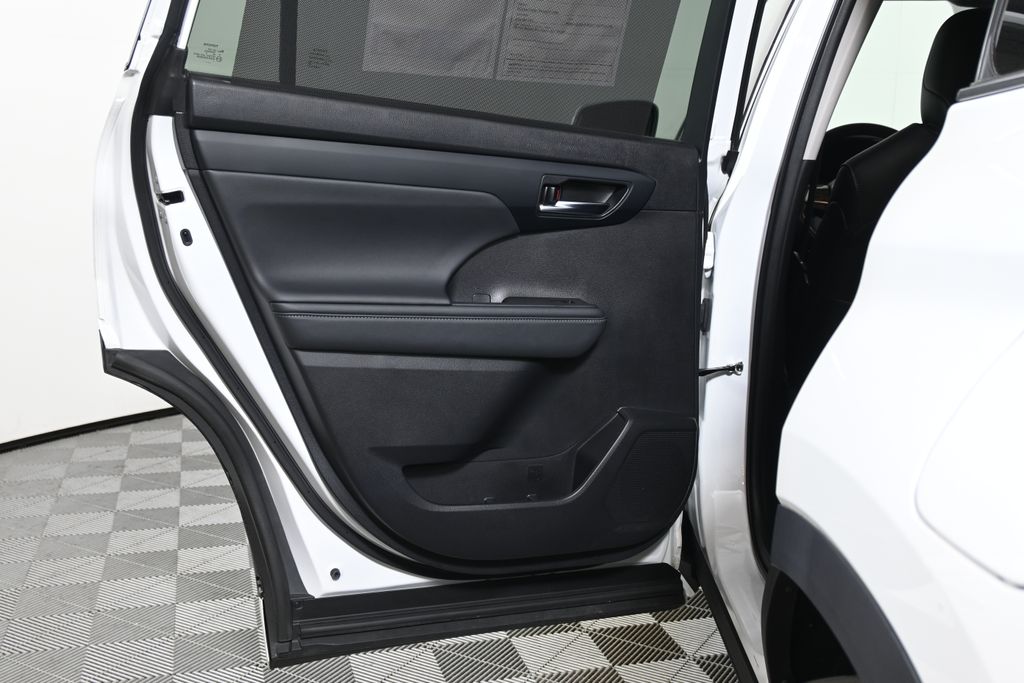 Thumbnail: 2022 Toyota Highlander - 30