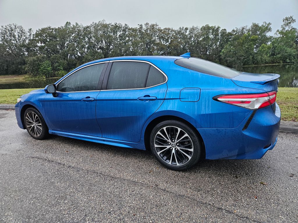 2020 Toyota Camry SE 3