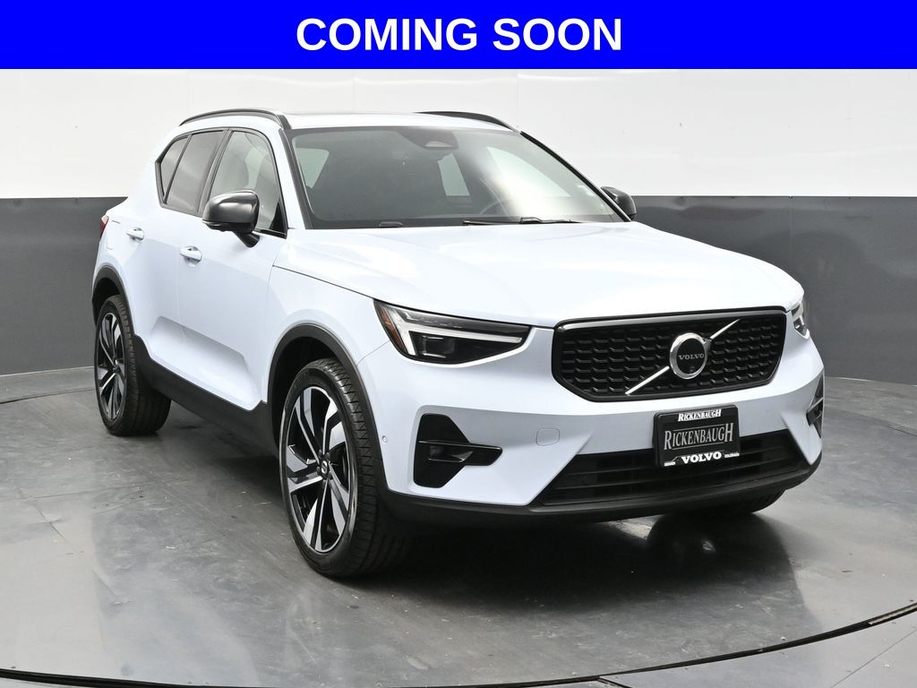 2024 Volvo XC40 B5 Plus Dark Theme AWD