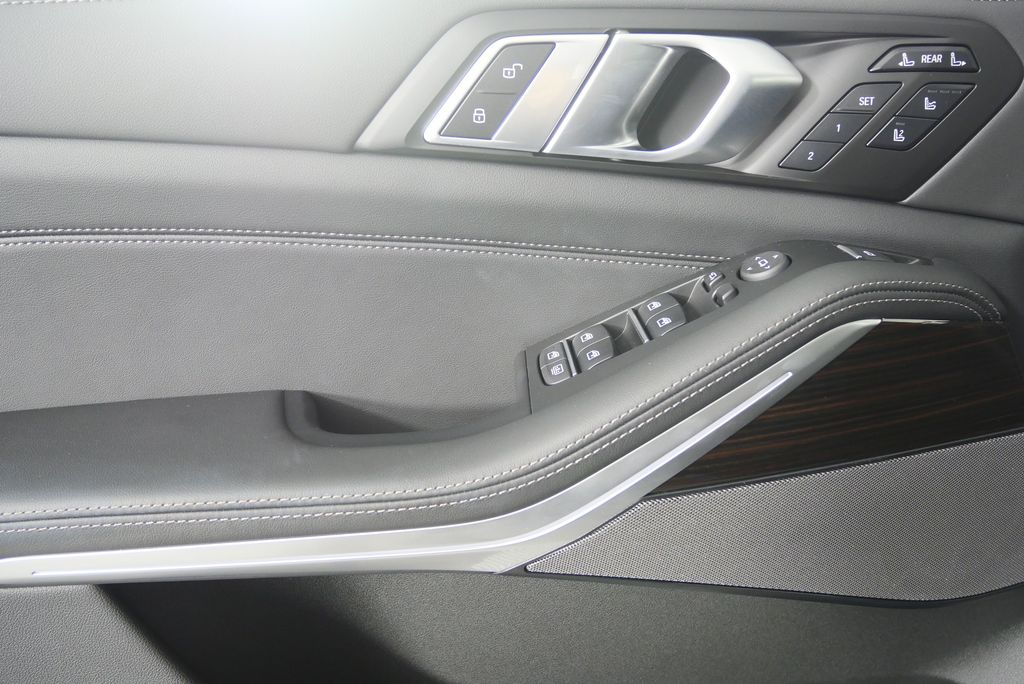 Thumbnail: 2026 BMW X7 - 9
