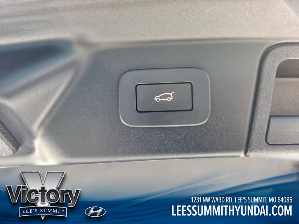 Used 2025  Land Rover Dynamic SE image 24
