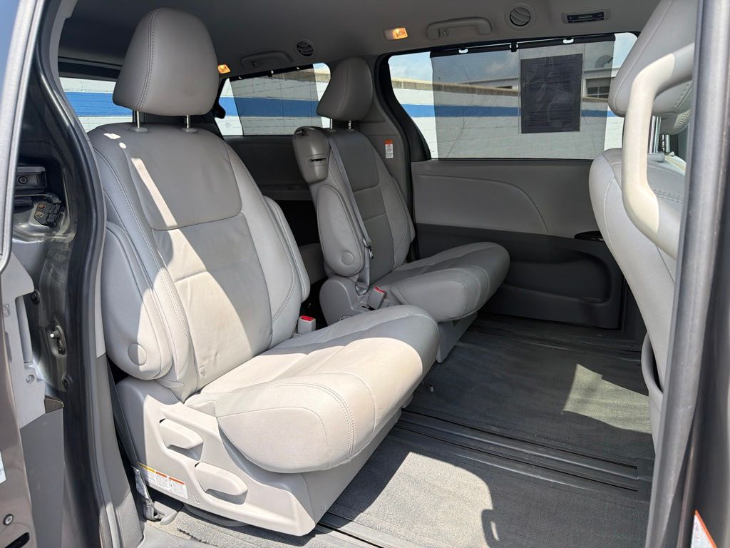 Thumbnail: 2017 Toyota Sienna - 24