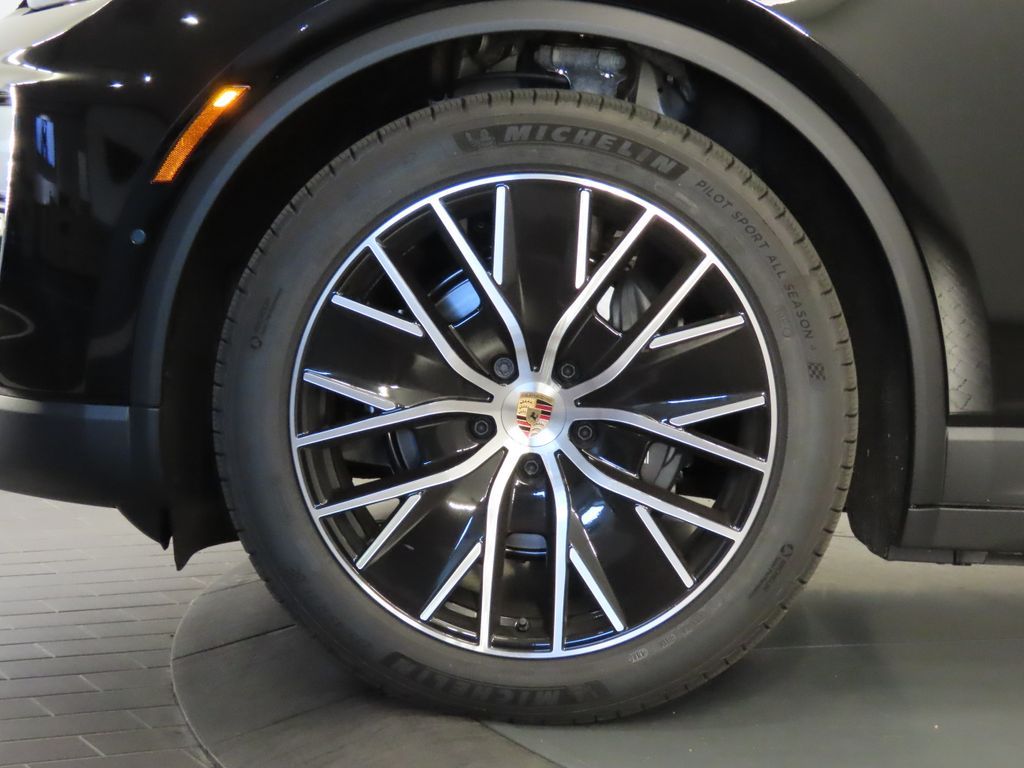 Thumbnail: 2026 Porsche Macan - 11