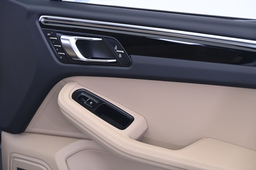 Thumbnail: 2025 Porsche Macan - 21