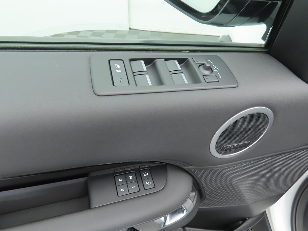 Thumbnail: 2024 Land Rover Discovery - 23
