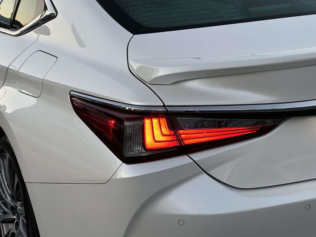 Thumbnail: 2021 Lexus ES - 10