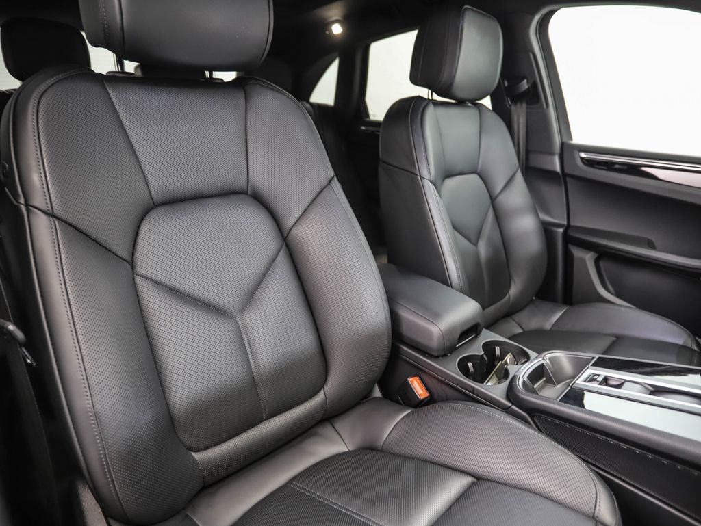 Thumbnail: 2023 Porsche Macan - 30