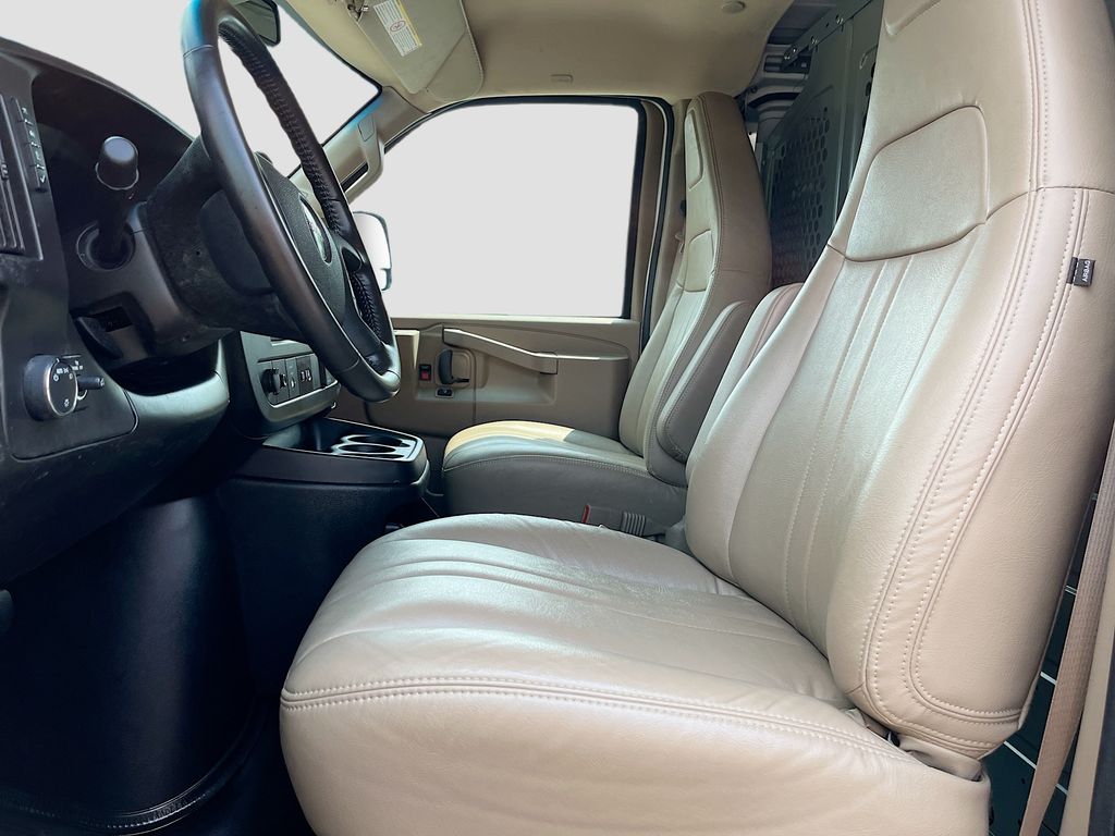 Used 2023 White GMC Work Van image 18